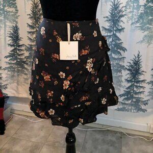 🌸 Flirty & Fun Honey Belle Floral Skirt – Size Large 🌸